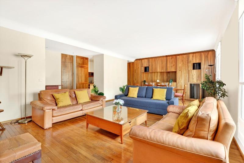 Quartier Arc de Triomphe 2 Bedroom Apartment with Netflix - image 3