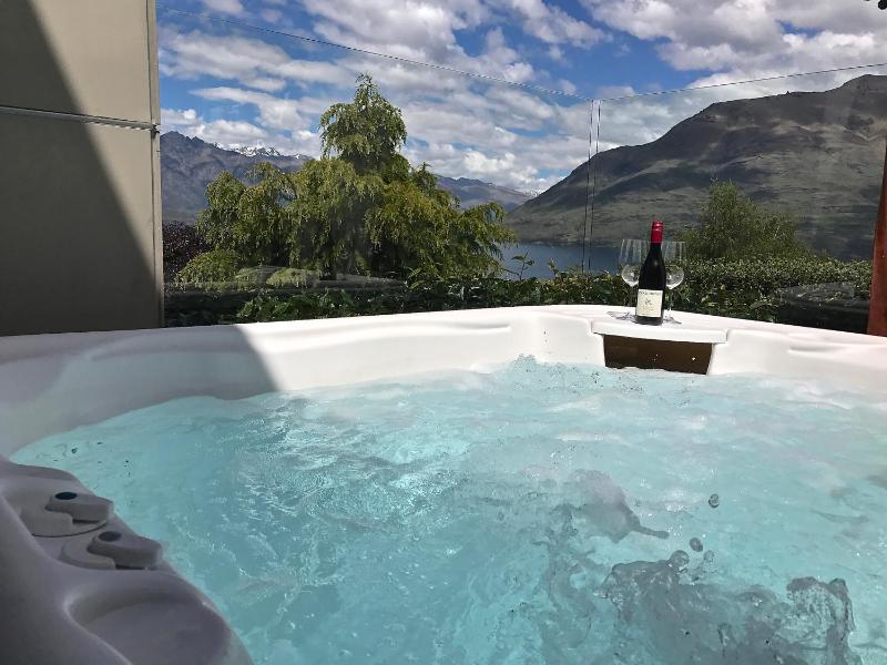 Remarkable Escape Breathtaking Views with Hot Tub - image 9