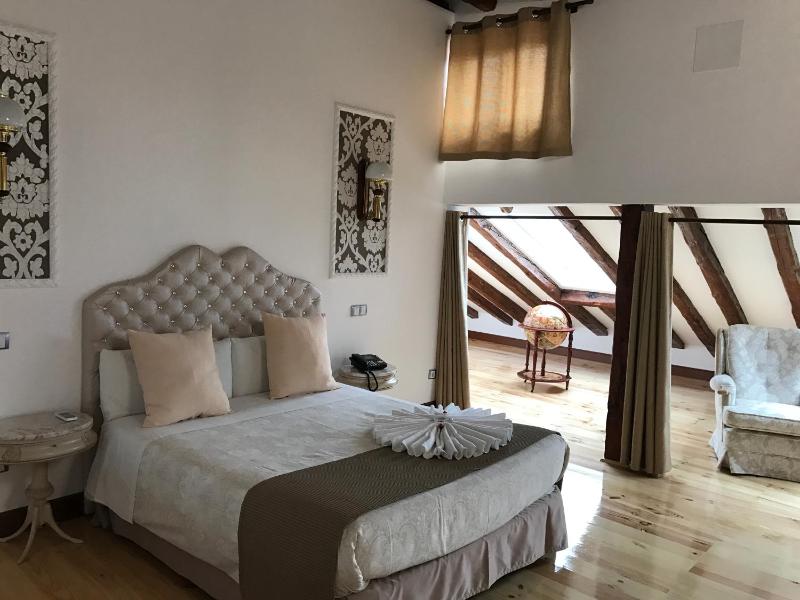 Premium Double Room with City View image 2
