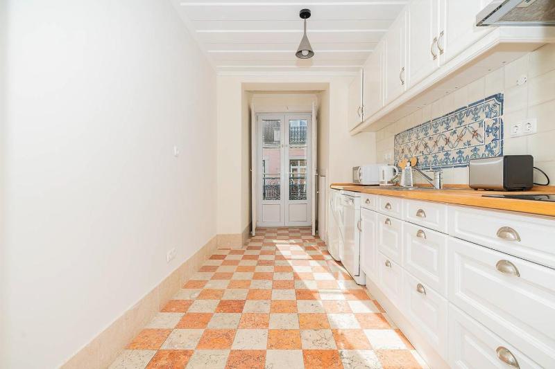 Stylish 2BD Apartment in Chiado - image 2