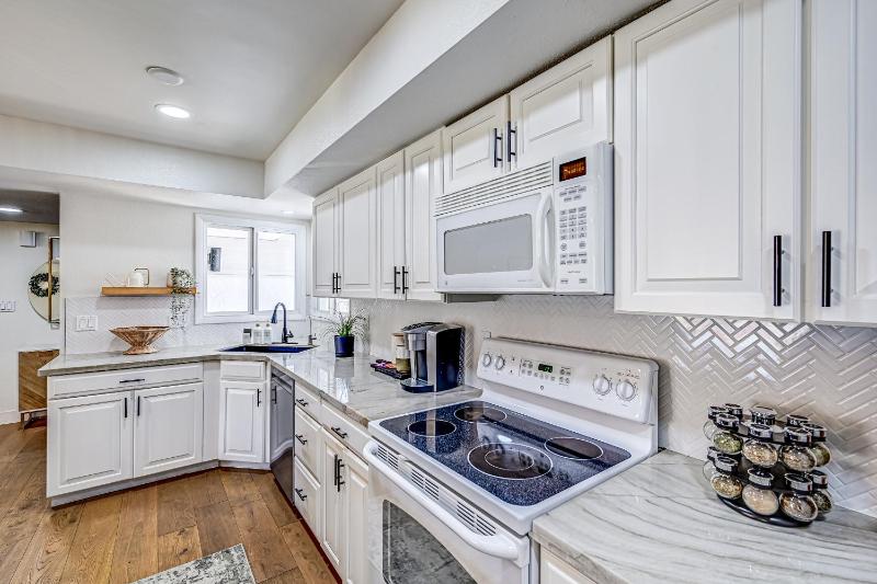 Mulberry Residence Scottsdale Home with Heated Pool Sleeps 15 Pet Friendly - image 47
