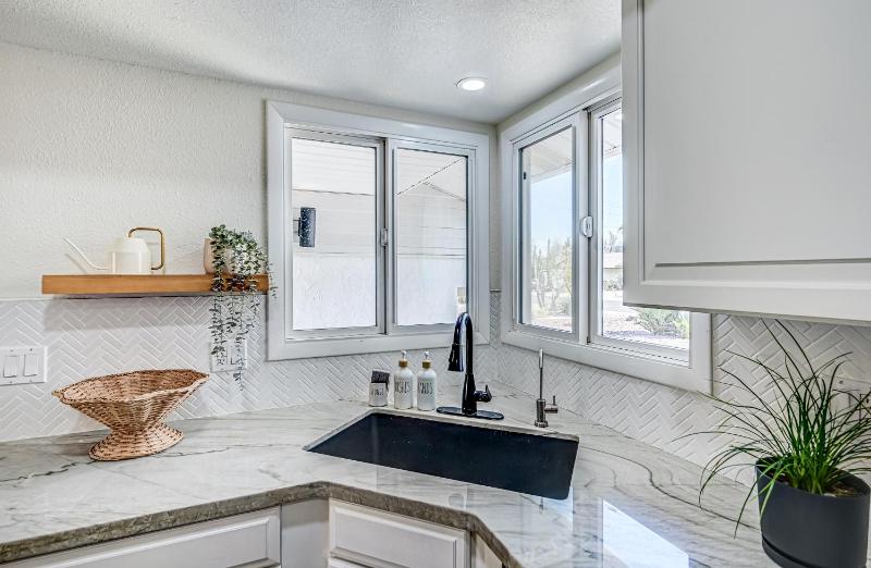 Mulberry Residence Scottsdale Home with Heated Pool Sleeps 15 Pet Friendly - image 2