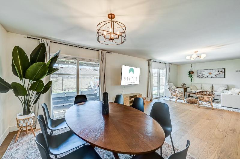 Mulberry Residence Scottsdale Home with Heated Pool Sleeps 15 Pet Friendly - image 25