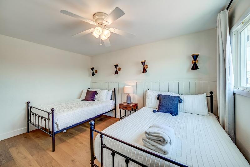 Mulberry Residence Scottsdale Home with Heated Pool Sleeps 15 Pet Friendly - image 9