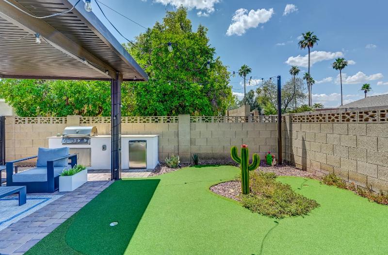 Mulberry Residence Scottsdale Home with Heated Pool Sleeps 15 Pet Friendly - image 11