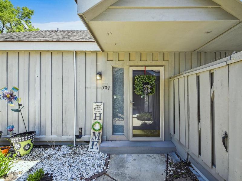 709 Queens Grant - image 5