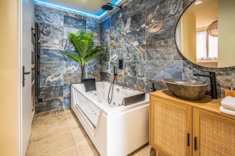 Le Bali Jacuzzi et WIFI - image 6