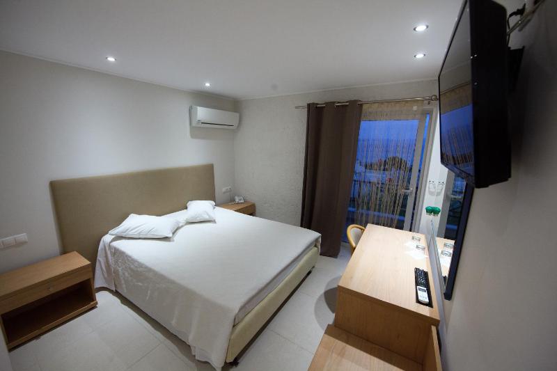 Superior Double or Twin Room with Sea View image 2
