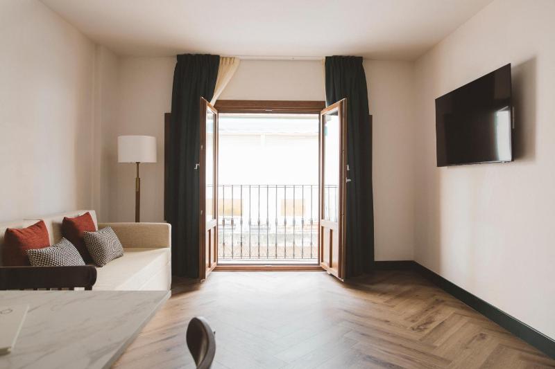 Honest Granada Apartments - image 14