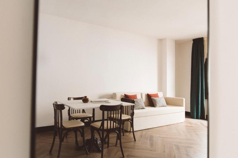 Honest Granada Apartments - image 2