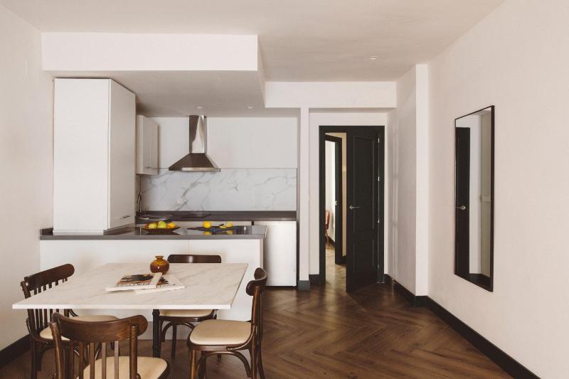 Honest Granada Apartments - image 1