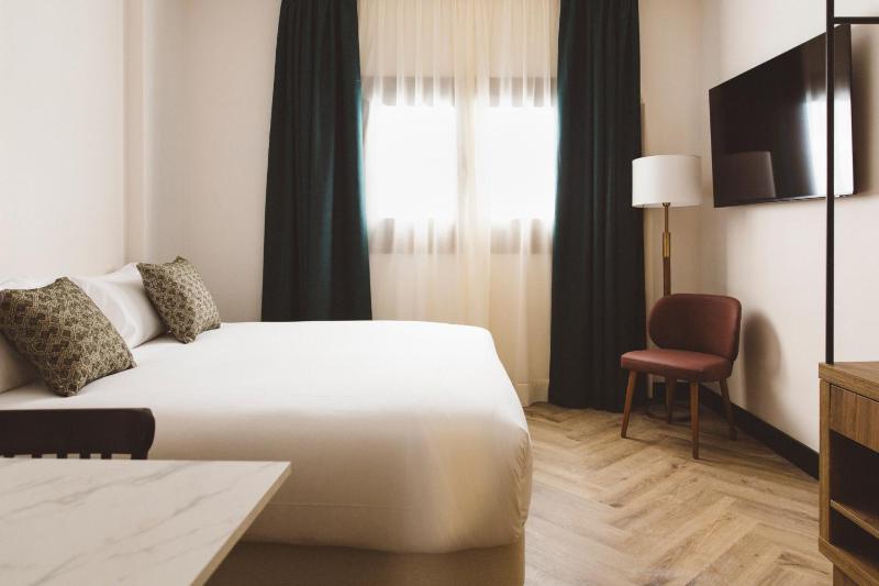 Honest Granada Apartments - image 12