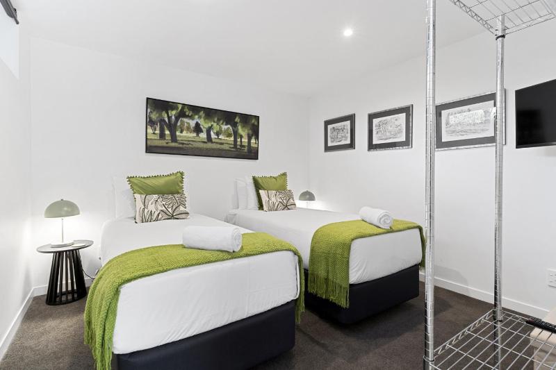Mairangi Bay 2BR Retreat Walk to Beach Secure Parking - image 4