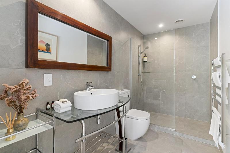 Mairangi Bay 2BR Retreat Walk to Beach Secure Parking - image 7