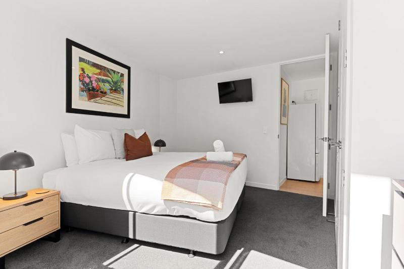 Mairangi Bay 2BR Retreat Walk to Beach Secure Parking - image 16