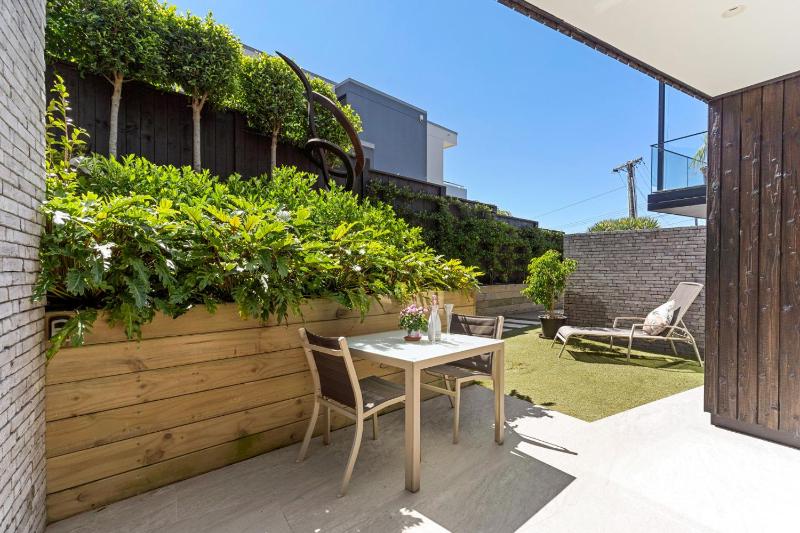 Mairangi Bay 2BR Retreat Walk to Beach Secure Parking - image 1