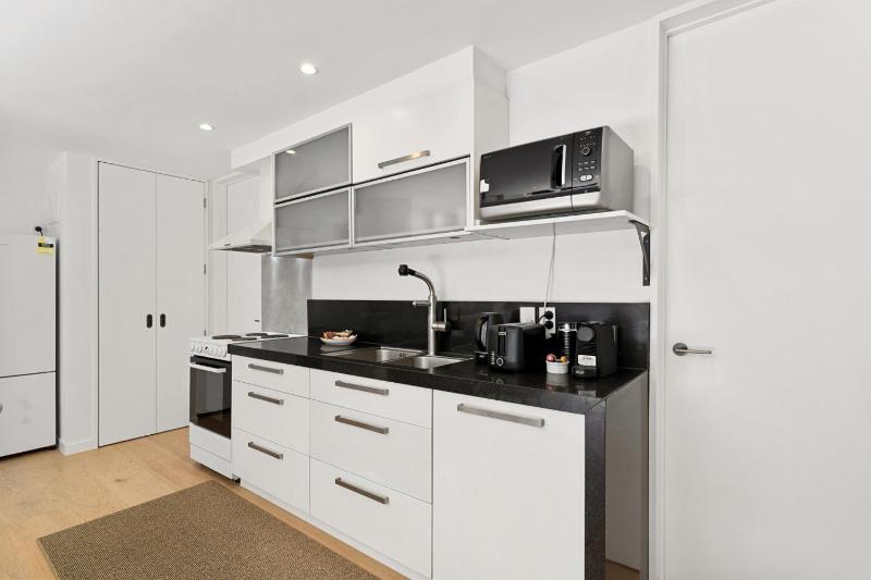 Mairangi Bay 2BR Retreat Walk to Beach Secure Parking - image 14