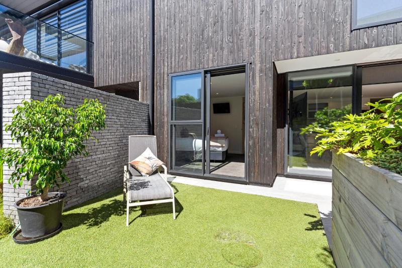 Mairangi Bay 2BR Retreat Walk to Beach Secure Parking - image 11