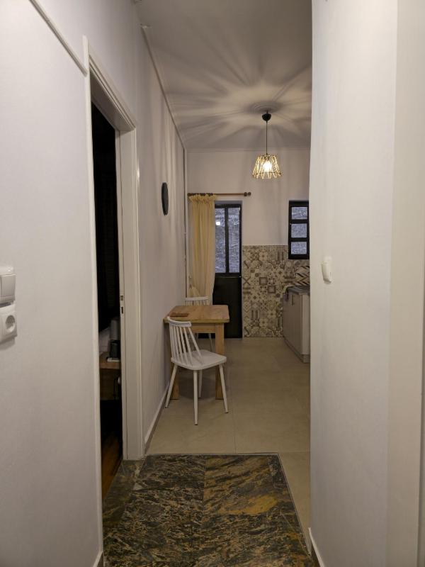 Central Athens Home by Rod 2BR for 5 Near 2 Metro Stations - image 8