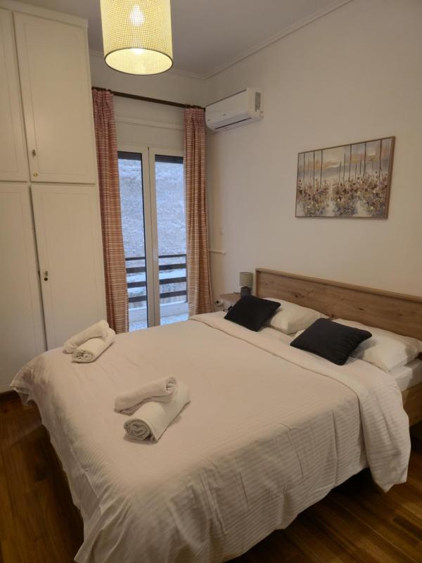 Central Athens Home by Rod 2BR for 5 Near 2 Metro Stations - image 9