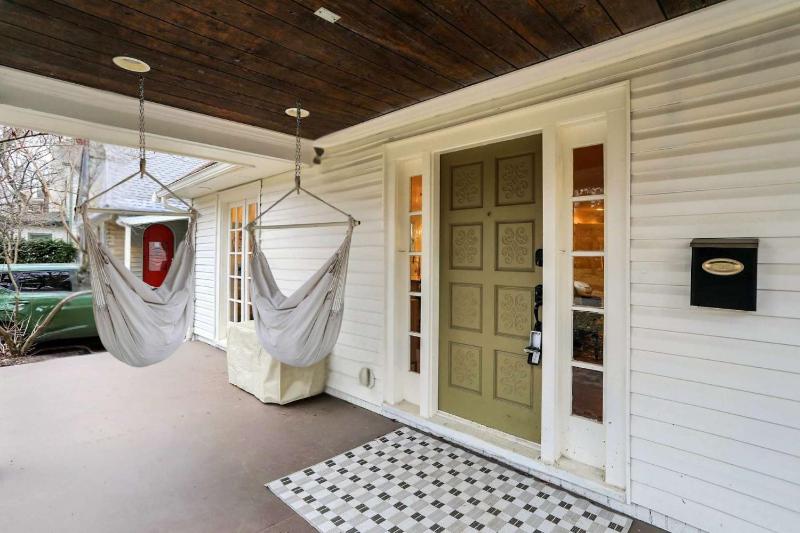 The Butler Bulldog Bungalow - Game Room - Luxe - Family Friendly - image 4