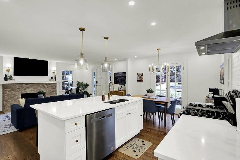 The Butler Bulldog Bungalow - Game Room - Luxe - Family Friendly - image 18