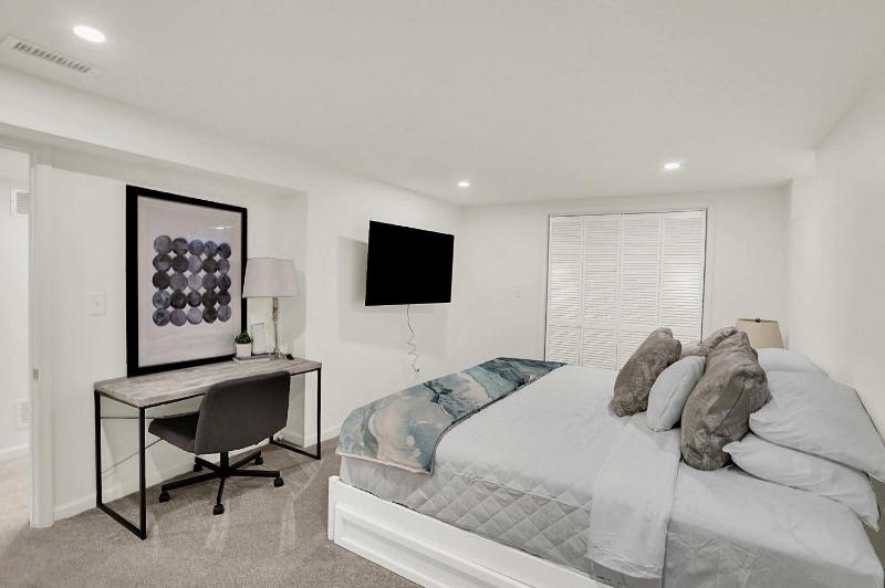 The Butler Bulldog Bungalow - Game Room - Luxe - Family Friendly - image 6