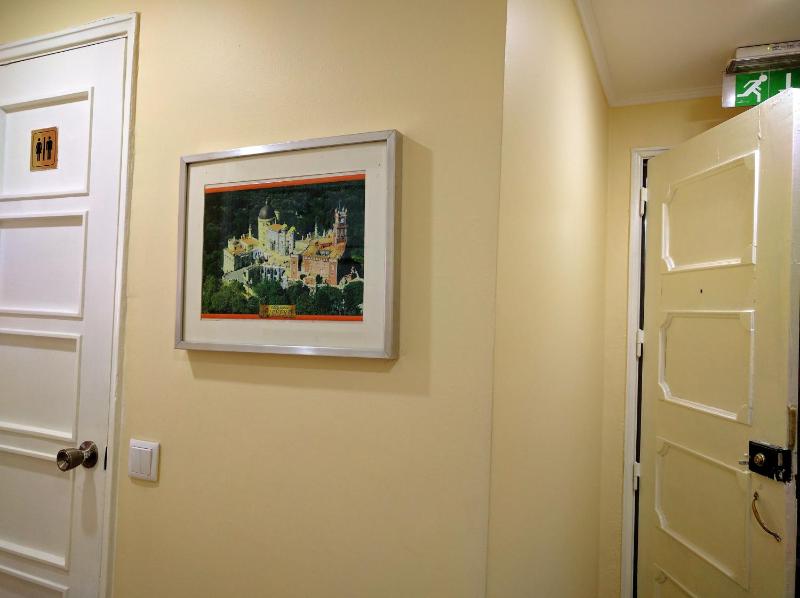 Standard Single Room with Shared Bathroom image 3