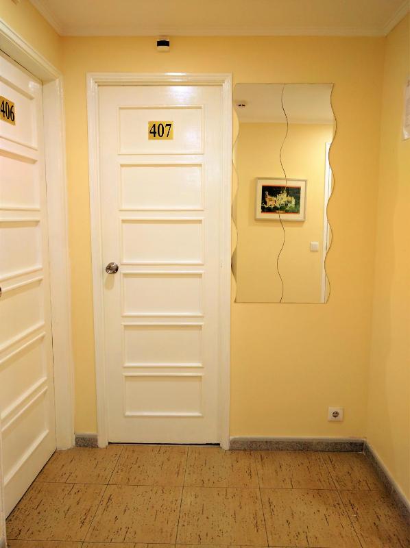 Standard Single Room with Shared Bathroom image 2