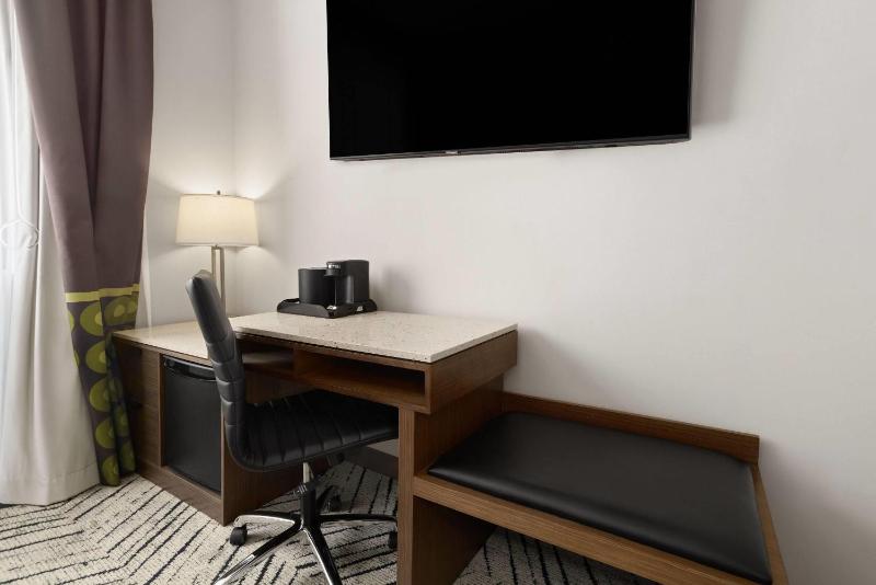 Super 8 by Wyndham Bronx Near Stadium - image 16