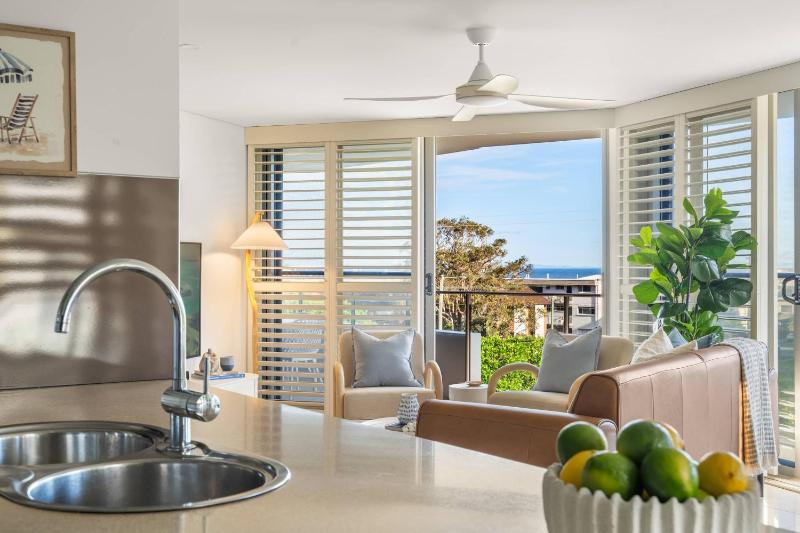 Salt & Sky - Stylish Apartment with Pool & Spa - image 5