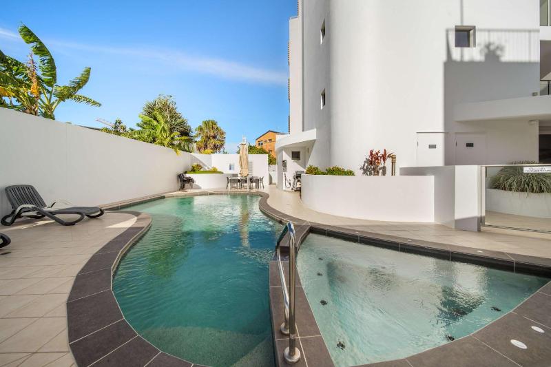 Salt & Sky - Stylish Apartment with Pool & Spa - image 2