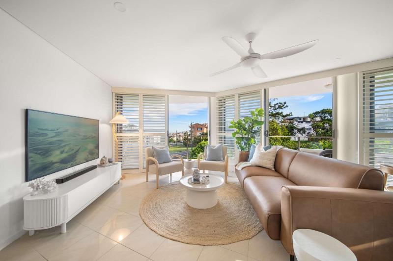 Salt & Sky - Stylish Apartment with Pool & Spa - image 4