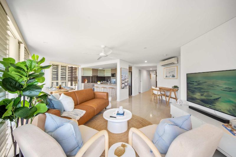 Salt & Sky - Stylish Apartment with Pool & Spa - image 11