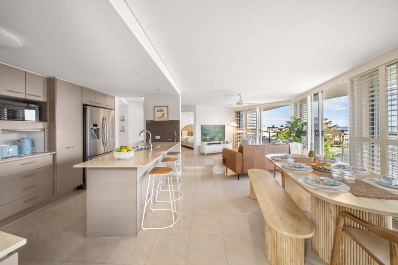Salt & Sky - Stylish Apartment with Pool & Spa - image 10