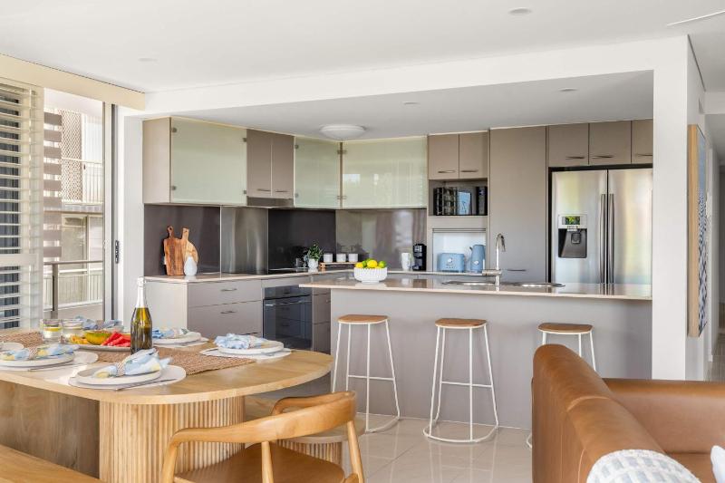 Salt & Sky - Stylish Apartment with Pool & Spa - image 8