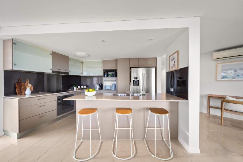 Salt & Sky - Stylish Apartment with Pool & Spa - image 27