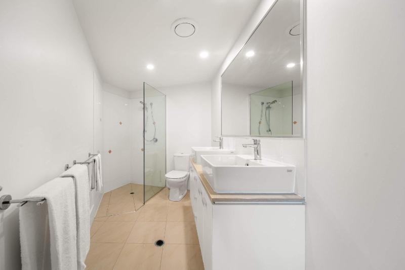 Salt & Sky - Stylish Apartment with Pool & Spa - image 22
