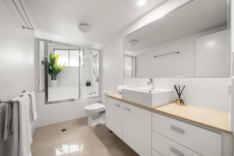 Salt & Sky - Stylish Apartment with Pool & Spa - image 6