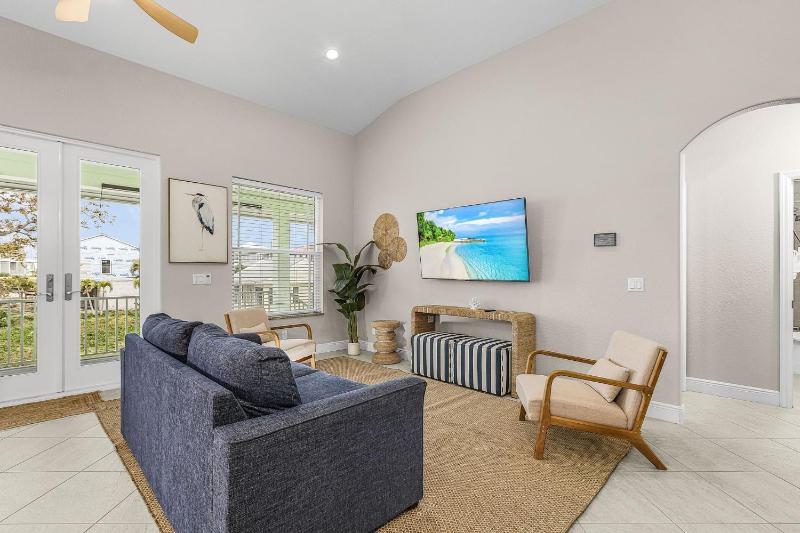 140 Pearl Paradise 3BR 2BA with Pool! home - image 31