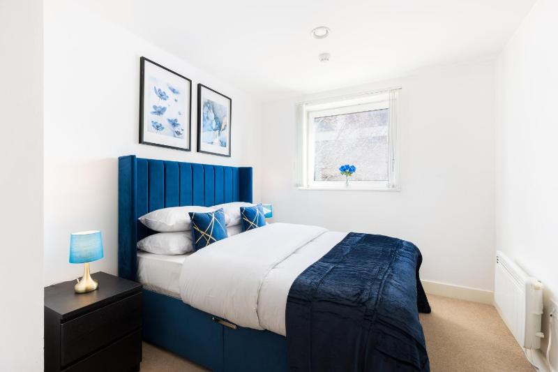 The Bell Suite by Prime Stays - Stylish 2 Bedroom in City Centre With Balcony & Gated Parking - image 24