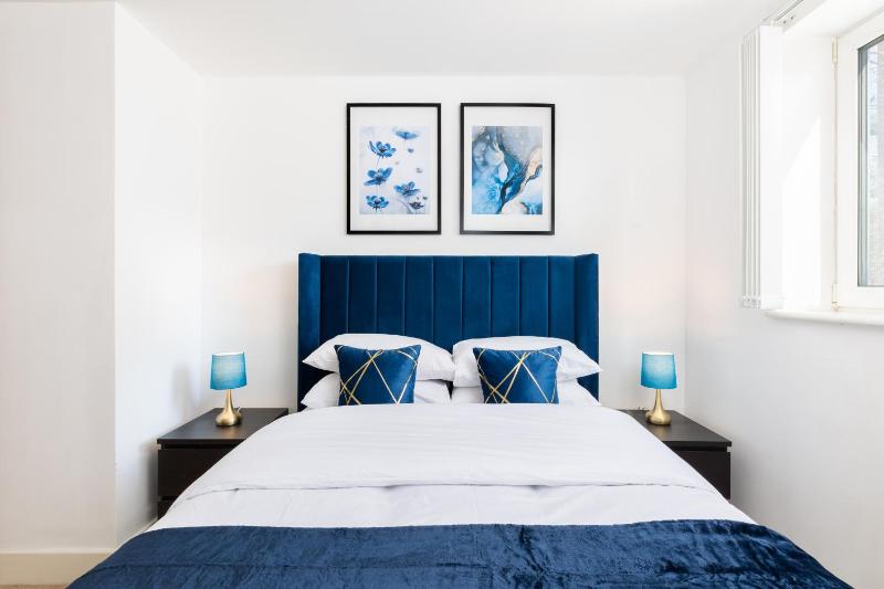 The Bell Suite by Prime Stays - Stylish 2 Bedroom in City Centre With Balcony & Gated Parking - image 10