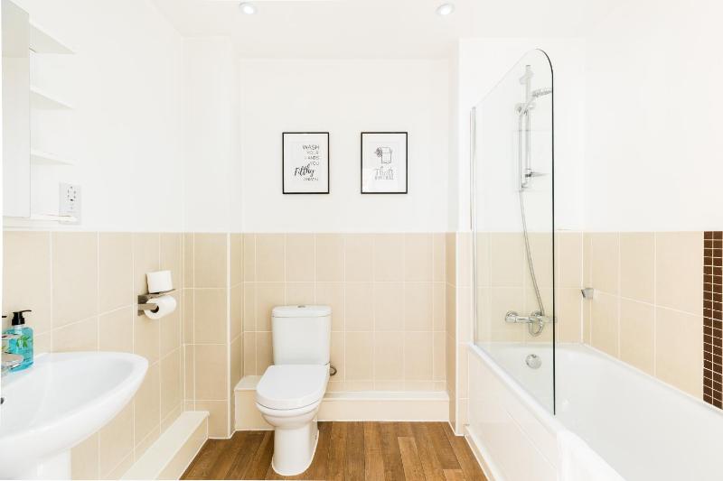 The Bell Suite by Prime Stays - Stylish 2 Bedroom in City Centre With Balcony & Gated Parking - image 3