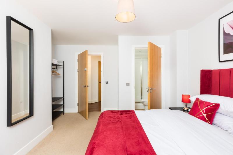 The Bell Suite by Prime Stays - Stylish 2 Bedroom in City Centre With Balcony & Gated Parking - image 31