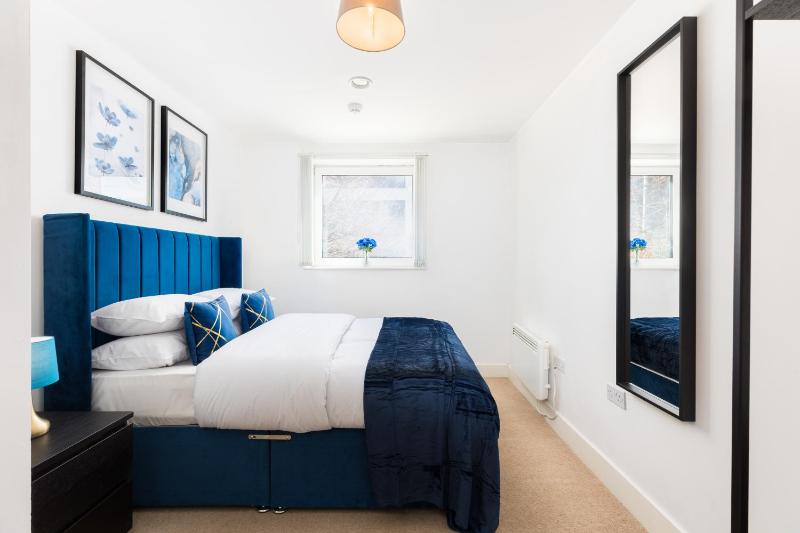 The Bell Suite by Prime Stays - Stylish 2 Bedroom in City Centre With Balcony & Gated Parking - image 19
