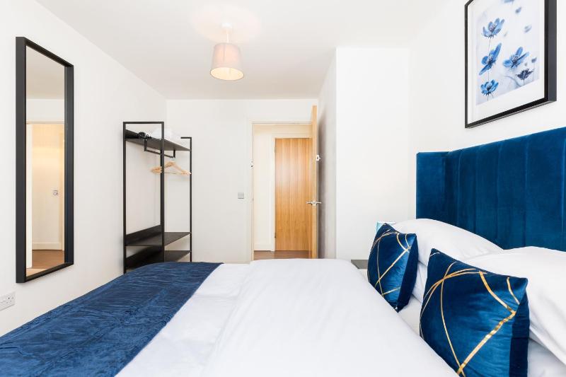 The Bell Suite by Prime Stays - Stylish 2 Bedroom in City Centre With Balcony & Gated Parking - image 27