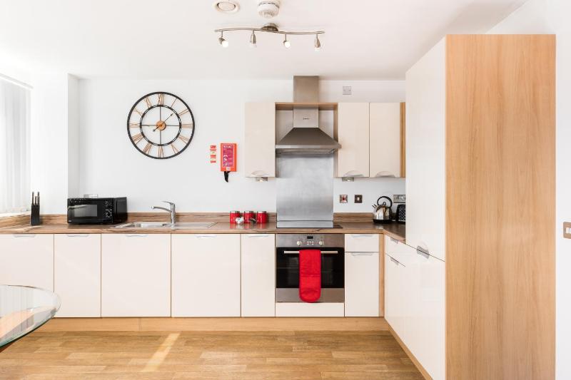The Bell Suite by Prime Stays - Stylish 2 Bedroom in City Centre With Balcony & Gated Parking - image 23