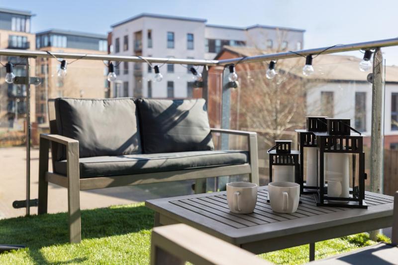 The Bell Suite by Prime Stays - Stylish 2 Bedroom in City Centre With Balcony & Gated Parking - image 25