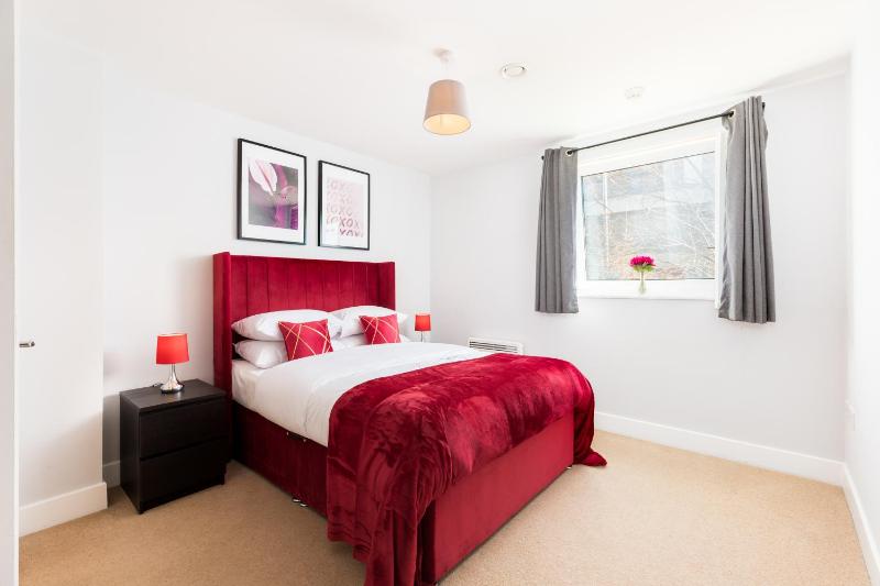 The Bell Suite by Prime Stays - Stylish 2 Bedroom in City Centre With Balcony & Gated Parking - image 30