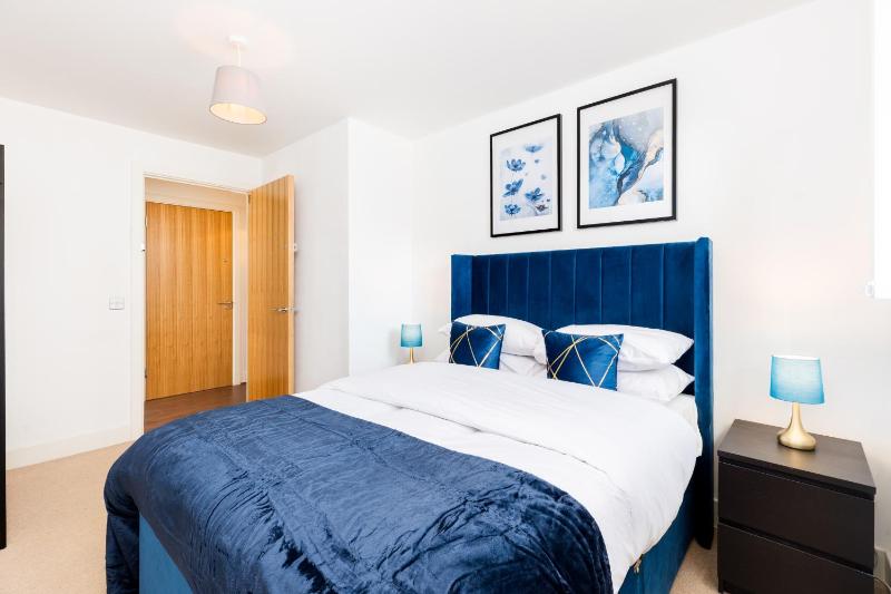 The Bell Suite by Prime Stays - Stylish 2 Bedroom in City Centre With Balcony & Gated Parking - image 9